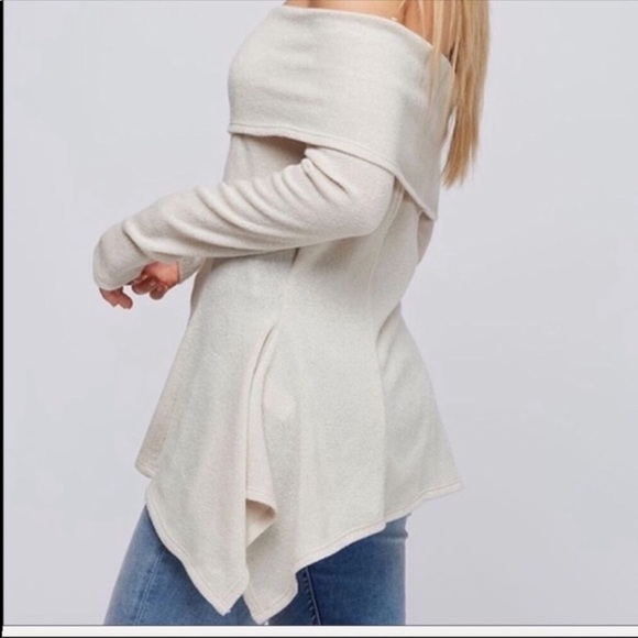 Off the Shoulder Asymmetrical Hem Blouse - Picture 2 of 3